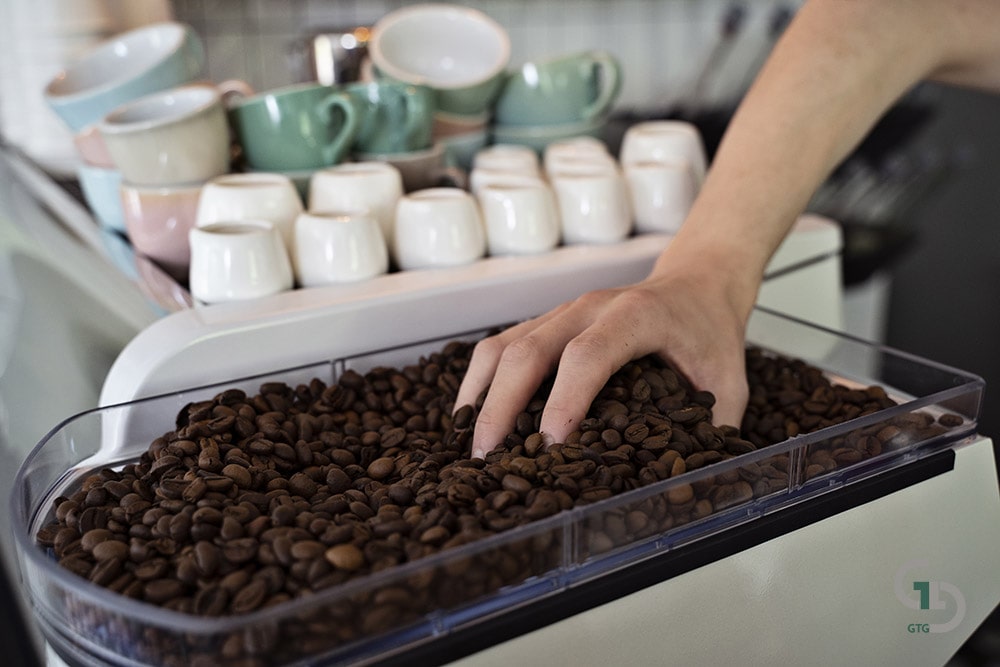 barista preparing beverage min